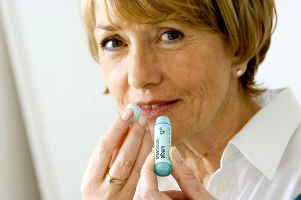 Homeopati, äldre person — Stockfoto