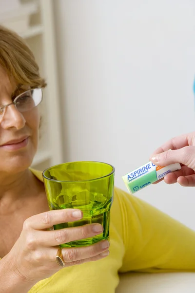 PERSONA VECCHIA CON ASPIRIN — Foto Stock