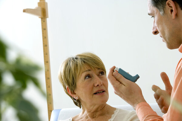 Пневмологический пожилой человек
