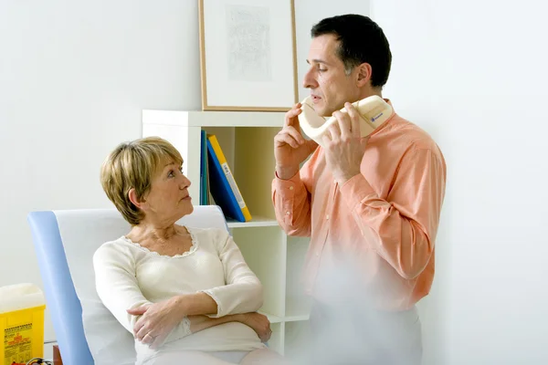 Orthopädische Beratung. Ältere Menschen — Stockfoto