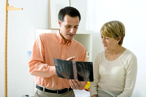 PERSONA VECCHIA IN CONSULTAZIONE — Foto Stock