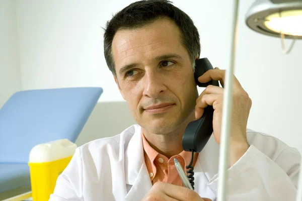 Arzt am Telefon — Stockfoto