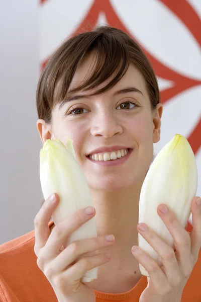 WOMAN EATING RAW VEGETABLES — Stock Photo, Image