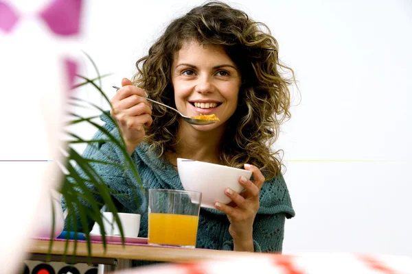 Donna che fa colazione — Foto Stock