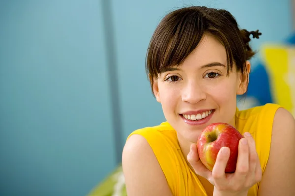 Kvinna äta frukt — Stockfoto