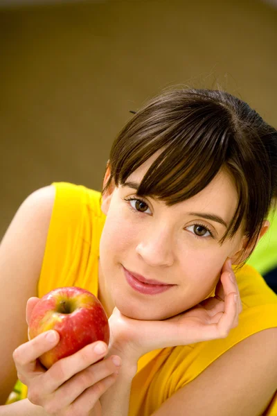 Frau isst Obst — Stockfoto