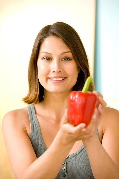 Kvinna äta råa grönsaker — Stockfoto