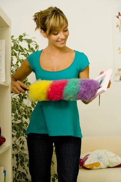 Mulher fazendo tarefas domésticas — Fotografia de Stock