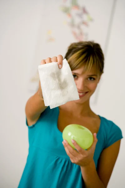 MUJER HACIENDO EL HOGAR —  Fotos de Stock