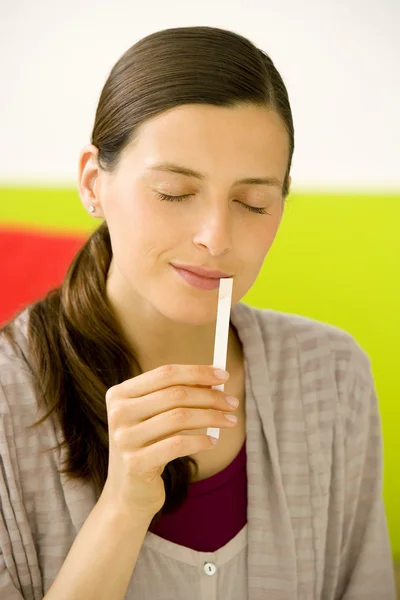 Mulher com perfume — Fotografia de Stock