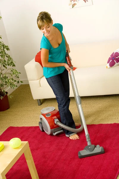Vrouw die huishoudelijk werk doet — Stockfoto