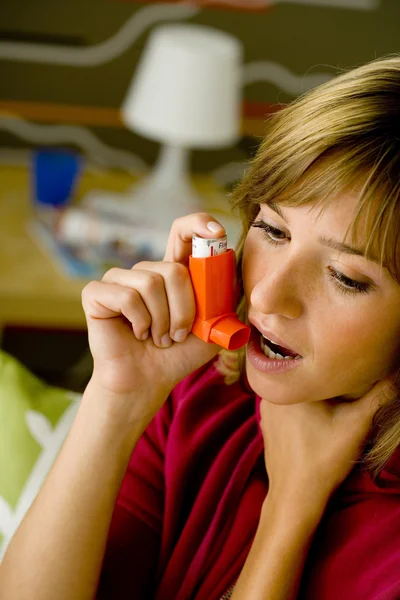 ASTHMA TREATMENT, WOMAN — Stock Photo, Image