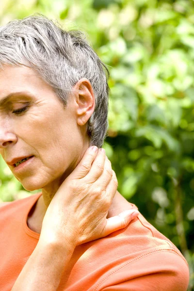 CERVICALGIA EN UNA PERSONA ANTIGUA —  Fotos de Stock