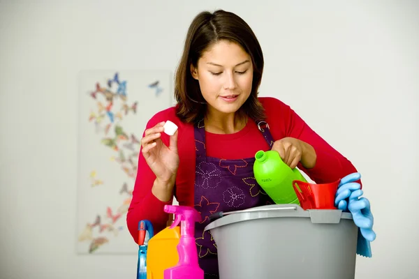 Frau erledigt Hausarbeit — Stockfoto