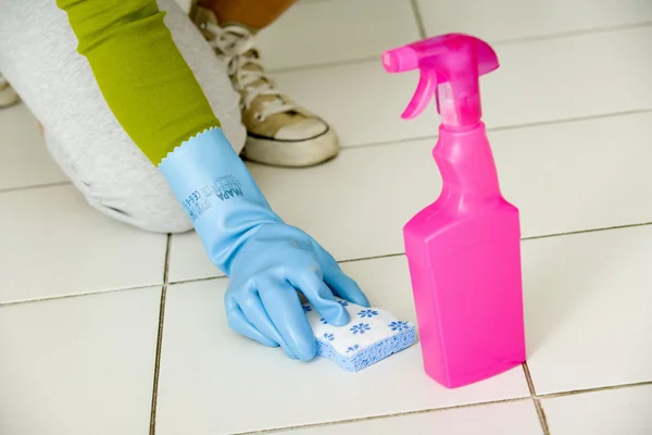 Vrouw die huishoudelijk werk doet — Stockfoto