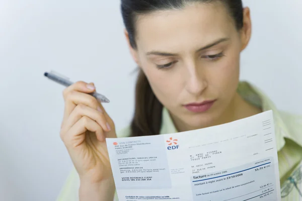 Vrouw doen papierwerk — Stockfoto