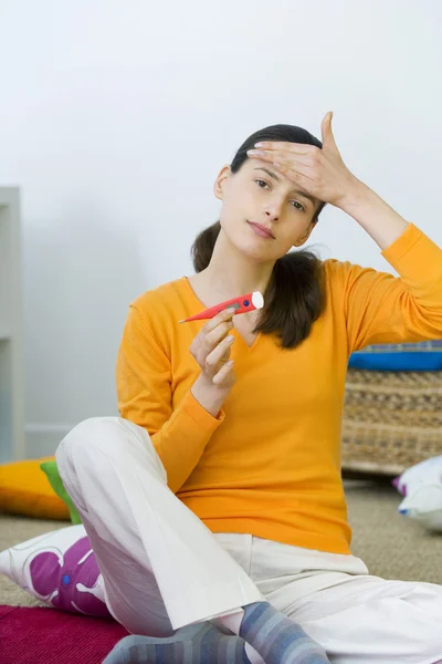 Mujer con fiebre — Foto de Stock