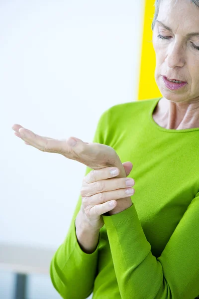 Smärtsamma handleden i en äldre p. — Stockfoto