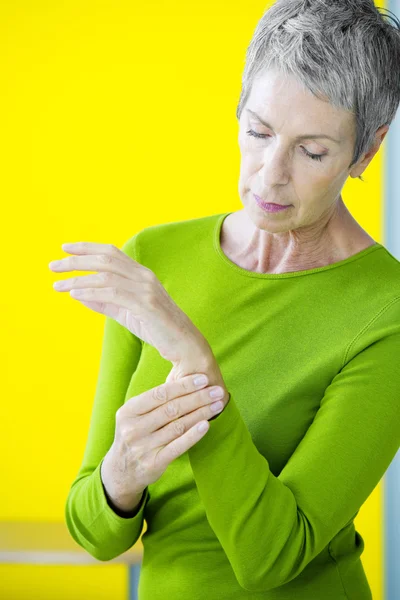 PAINFUL WRIST IN AN ELDERLY P. — Stock Photo, Image