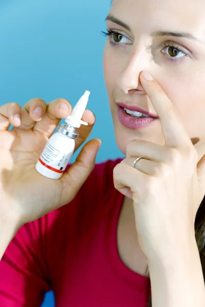 Kvinna med nässpray — Stockfoto