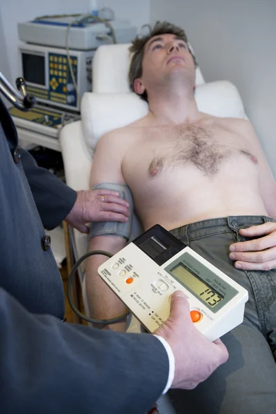 L'uomo visita un medico — Foto Stock