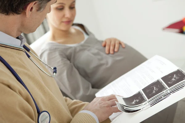 MUJER EMBARAZADA EN CONSULTA — Foto de Stock