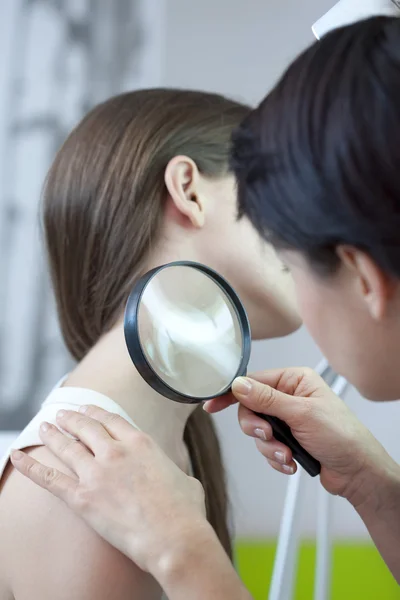 Dermatologie, symptomatologie, Žena — Stock fotografie