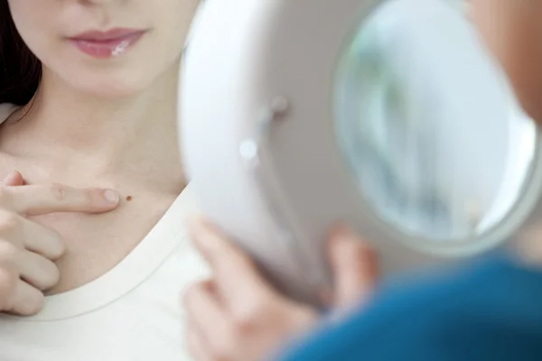 DERMATOLOGÍA, SIMTOMATOLOGÍA, MUJER — Foto de Stock