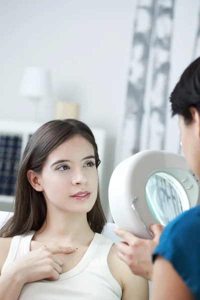 DERMATOLOGÍA, SIMTOMATOLOGÍA, MUJER — Foto de Stock