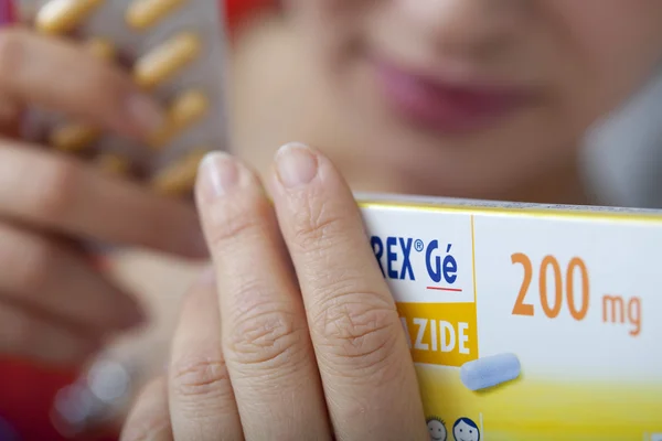 MUJER TOMANDO DROGAS GENERALES — Foto de Stock