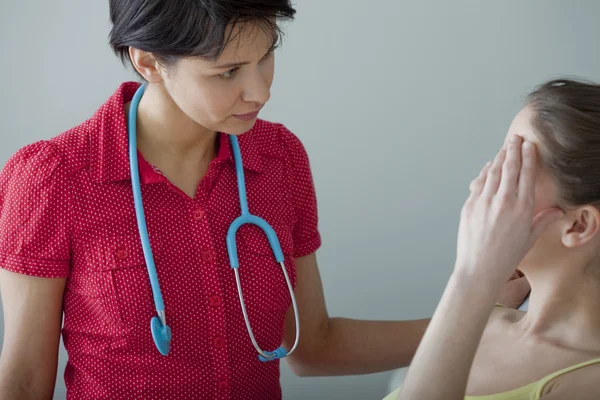 CONSULTA, MUJER DE DOLOR —  Fotos de Stock