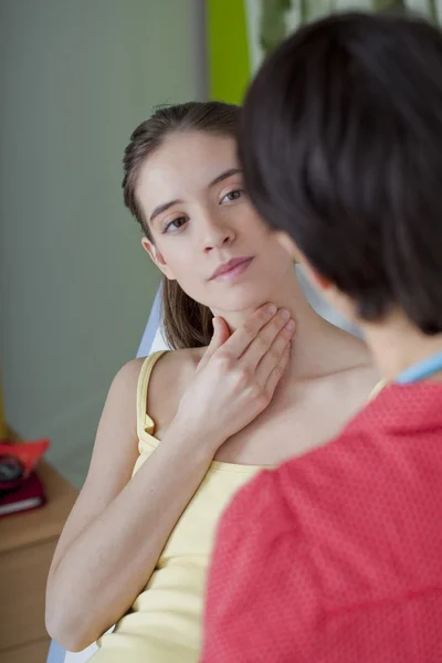 CONSULTA, MUJER DE DOLOR — Foto de Stock