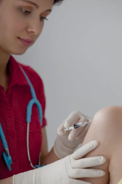 Вакцинація жінка — стокове фото