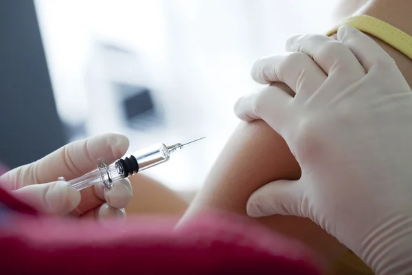 VACCINATING A WOMAN — Stock Photo, Image