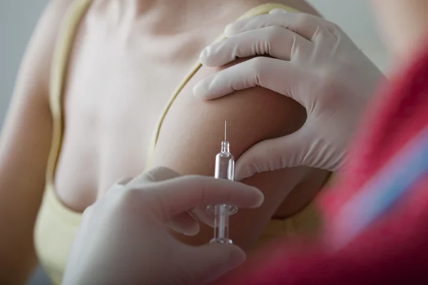 Vaccinera en kvinna — Stockfoto