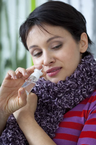 DONNA CHE UTILIZZA IL NOSE SPRAY — Foto Stock