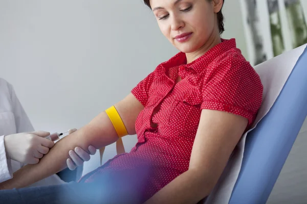 BLOOD SPECIMEN IN A WOMAN — Stock Photo, Image