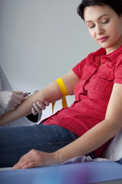 BLOOD SPECIMEN IN A WOMAN — Stock Photo, Image