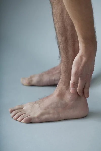 Hombre con calambre en las piernas —  Fotos de Stock