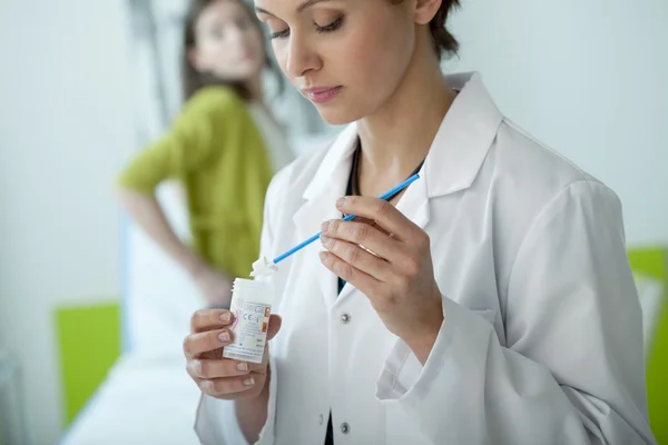 Menina visita um médico — Fotografia de Stock