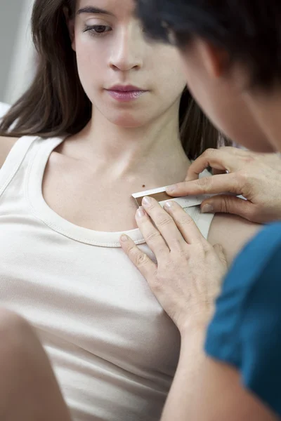 DERMATOLOGÍA, MUJER — Foto de Stock