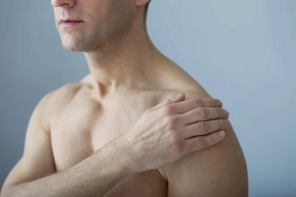 Hombre con dolor en el hombro —  Fotos de Stock