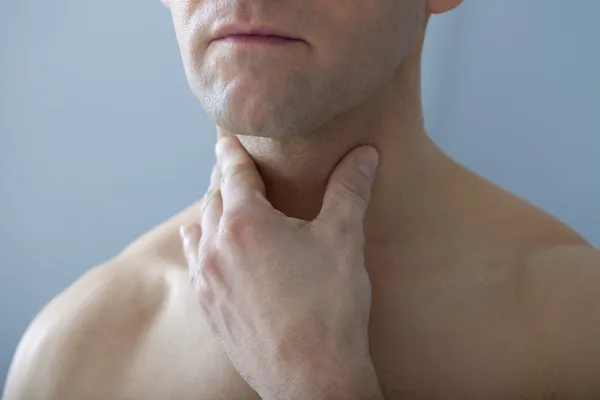 Mężczyzna z bólem gardła — Zdjęcie stockowe