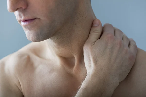 Dolore alla spalla in un uomo — Foto Stock