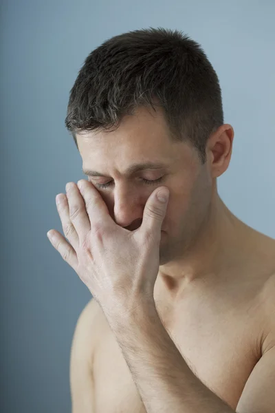 Mann mit Augenschmerzen — Stockfoto