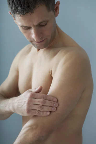 Hombre del dolor de brazos — Foto de Stock