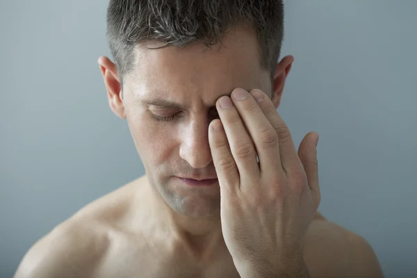 Mann mit Kopfschmerzen — Stockfoto