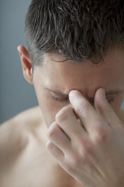 Uomo con mal di testa — Foto Stock