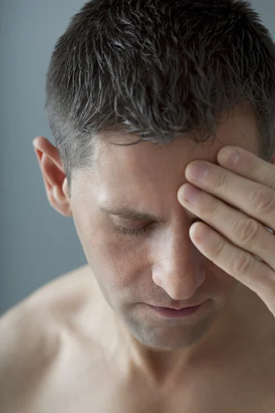 Hombre con dolor de cabeza — Foto de Stock