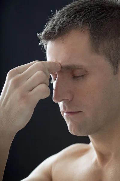 Hombre con dolor de cabeza — Foto de Stock